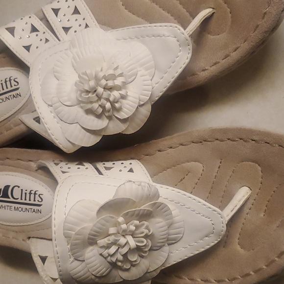 Cliffs by White Mountain-Cynthia Floral Appliqué Wedge Thong Sandals Siz… - Picture 2 of 9